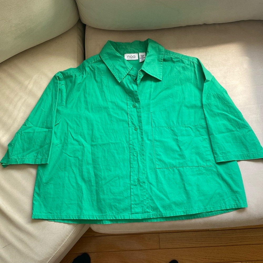 Cropped collared top